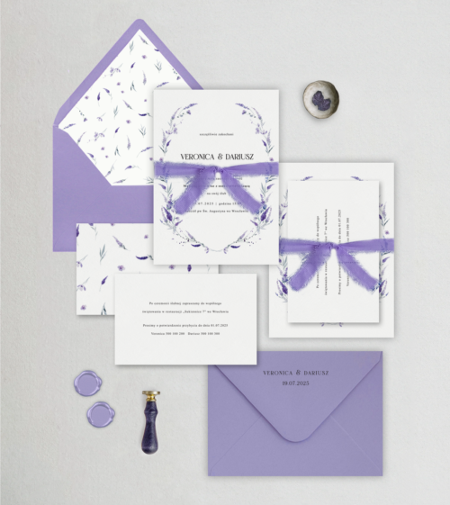 Fioletowe, eleganckie zaproszenia ślubne z fioletową wstążką szyfonową. Motyw przewodni zaproszenia na ślub - lawenda, wrzos.