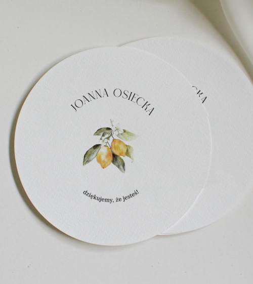 Okrągła winietka na talerz z cytrynkami, w włoskim klimacie.