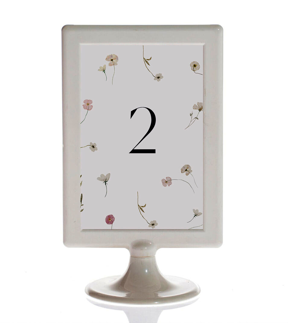 Romantyczne numerki na stół weselny w ramce. Kwiaty polne, lekkie, minimalistyczne.