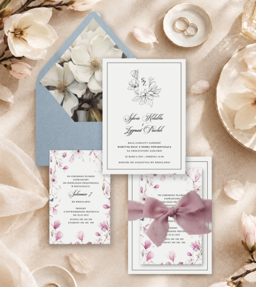 Minimalistyczne, eleganckie zaproszenia ślubne, których motywem przewodnim jest magnolia, różowa, z wstążką szyfonową.
