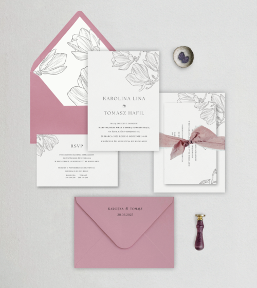 Minimalistyczne, eleganckie zaproszenia ślubne, których motywem przewodnim jest magnolia, różowa, z wstążką szyfonową.