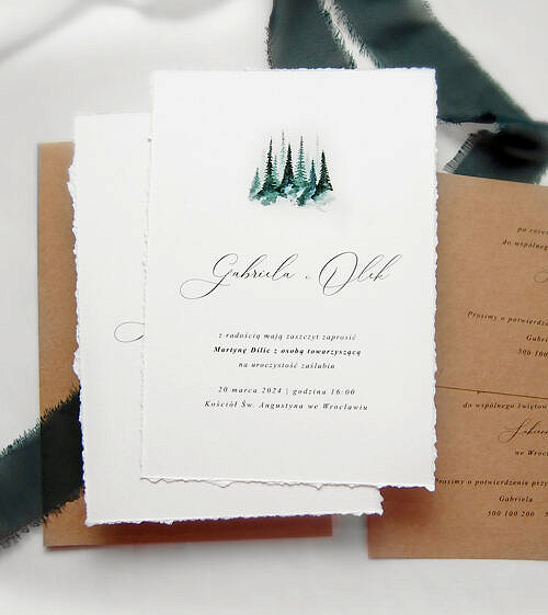 Leśne zaproszenia ślubne. Zastosowany papier - papier czerpany. Motyw - las, drzewa, choinki.