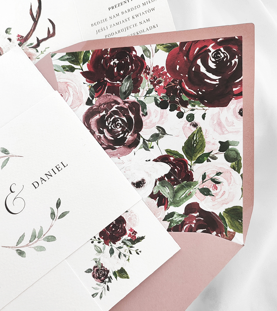 Różowa koperta, brudny róż, z wklejką z kwiatami w stylu boho i glamour.