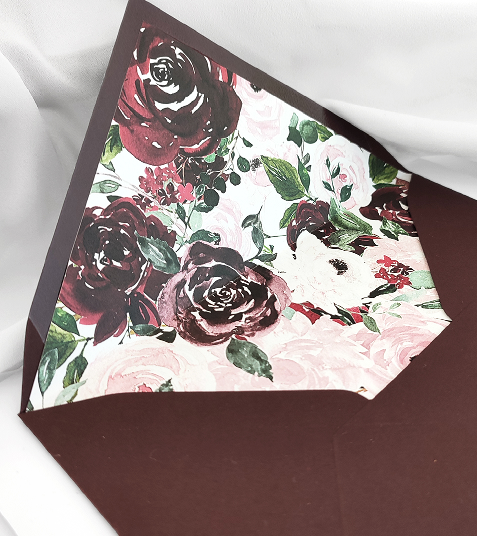 Bordowa koperta z wkładka z kwiatami, w stylu glamour i boho.