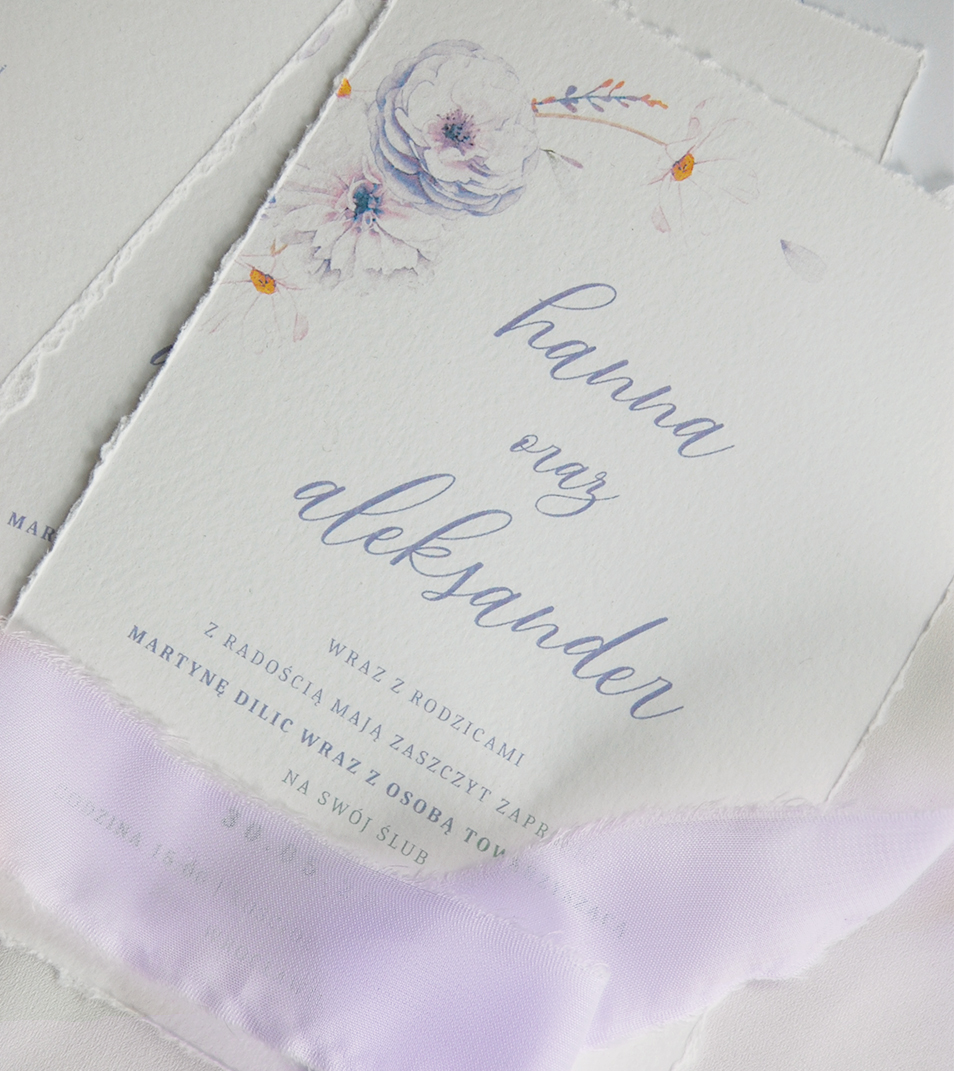 Fioletowe zaproszenia ślubne z kwiatami. Zastosowany papier czerpany i kaligrafia.