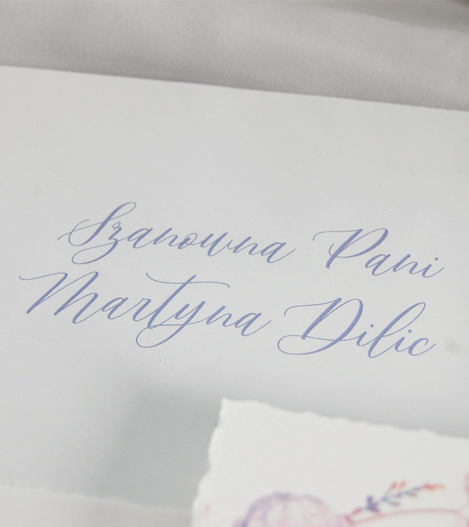 Personalizowana kaligrafia koperta do zaproszeń ślubnych.