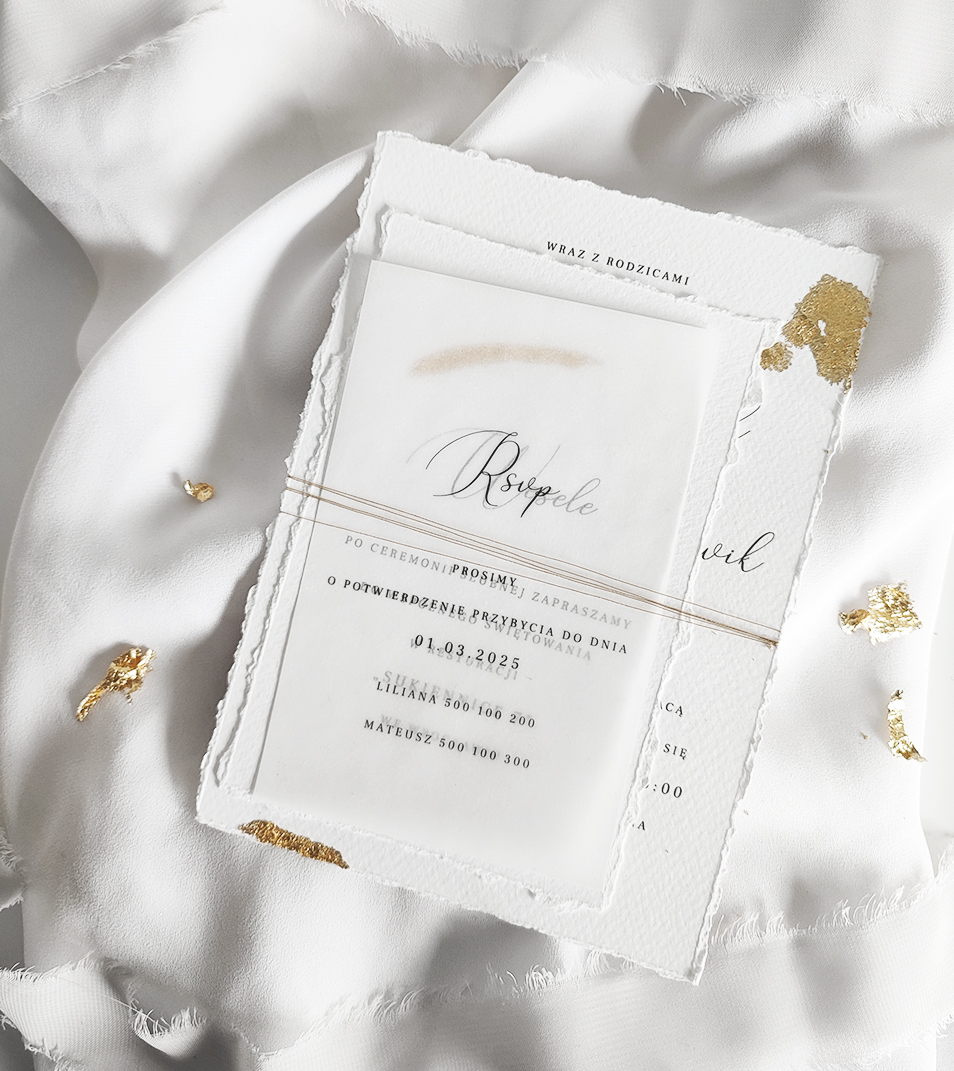 Ręczenie złocone, minimalistyczne, złote zaproszenia wykonane na papierze imitujący papier czerpany. Zaproszenia są eleganckie, romantyczne i delikatne.