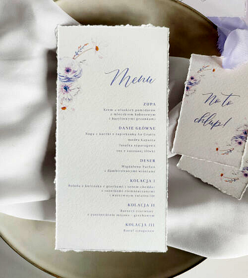Romantyczne i eleganckie, fioletowe menu weselne. Zastosowany papier imituje papier czerpany.