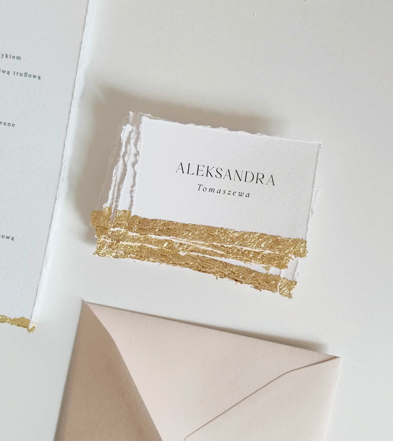 Złote, eleganckie winietki ślubne w nowoczesnym, glamour stylu. Wykonane na papierze imitujący papier czerpany.