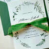 Zielone zaproszenie ślubne, eleganckie, z wstążką szyfonową. Motyw przewodni zaproszenia na ślub - paproć.