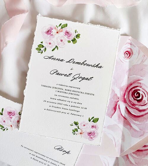 Delikatne, różowe zaproszenia ślubne z kwiatowym efektem watercoloru/akwareli. Użyty papier czerpany, sprawia, że zaproszenia są eleganckie. Zastosowany papier - papier czerpany.