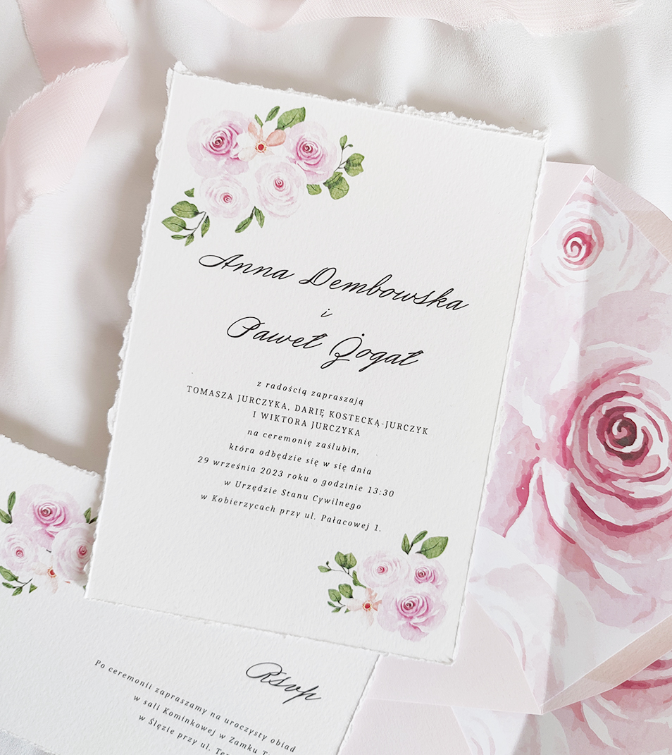 Delikatne, różowe zaproszenia ślubne z kwiatowym efektem watercoloru/akwareli. Użyty papier czerpany, sprawia, że zaproszenia są eleganckie.