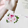 Papier czerpany zastosowany w różowych, kwiatowych zaproszeniach ślubnych.