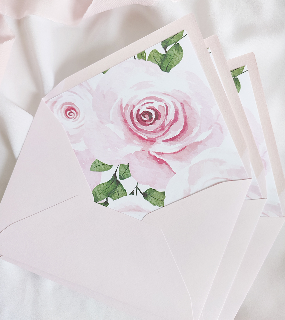 Różowa (pudrowy róż) koperta z wklejką w różowe kwiaty z listakmi do zaproszeń ślubnych.
