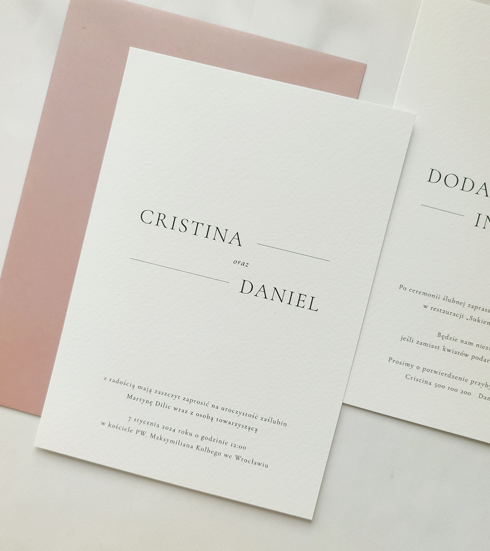 Minimalistyczne, personalizowane zaproszenia na ślub z różową kopertą. Proste, eleganckie, czarno-białe.