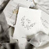 Nowoczesne zaproszenia ślubne z białym lakiem, z drobinkami. Zastosowany oryginalny papier - papier czerpany oraz transparentny (kalka).