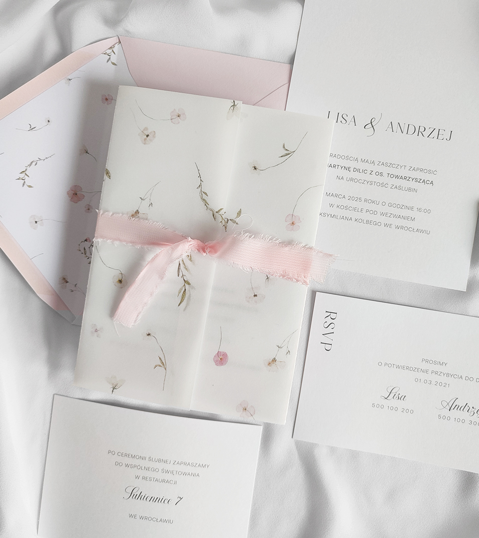 Delikatne, minimalistyczne zaproszenia ślubne z kalką, transparentne z różową wstążką szyfonową.