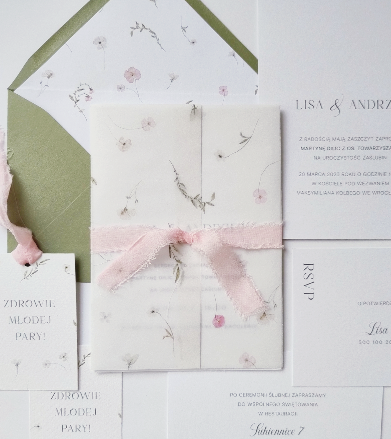 Luksusowe, ekskluzywne zaproszenia ślubne z kalką i wstążką szyfonową. Różowe, oliwkowe, kwiaty, listki.