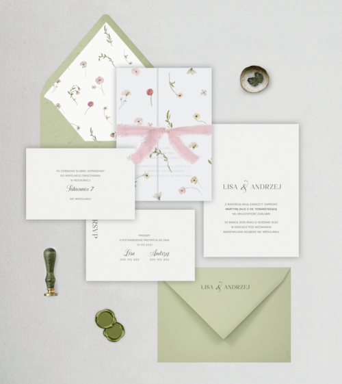 Różowe zaproszenia ślubne z kalką, w kwiaty polne.