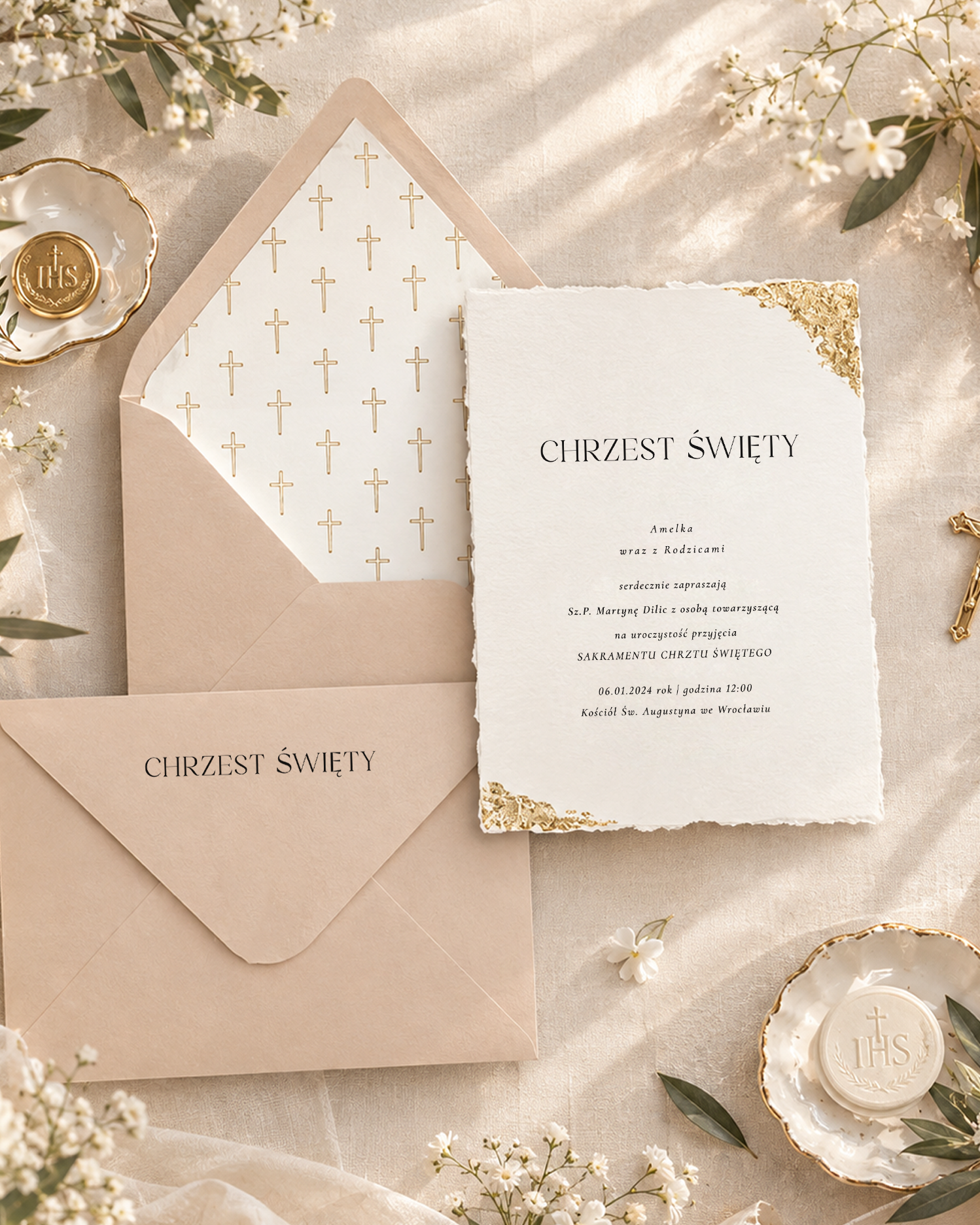 Zaproszenia na Chrzest Święty w stylu glamour to prawdziwa definicja luksusu. Ręcznie złocone, te eleganckie zaproszenia są idealnym wyborem dla tych, którzy pragną uczcić ten wyjątkowy moment w życiu swojego dziecka w najbardziej wyrafinowany sposób. Każdy detal został starannie wykonany, aby zapewnić najwyższą jakość i wyjątkowy wygląd. Dodatkowo, zaproszenia będę dopełniać beżowa koperta z wklejką, która ozdobiona jest krzyżem. To szczegół, który dodaje religijnego charakteru i podkreśla znaczenie tego wydarzenia. Eleganckie, złote, minimalistyczne zaproszenia na chrzest święty. Ręcznie złocone płatkami złota. Beżowe odcienie koperty nadają klimat boho, a złoto glamour.