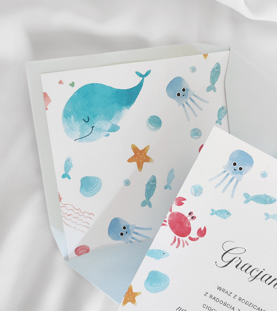 Koperta, która zawiera morskie elementy - zwierzątka morskie, do zaproszeń na urodziny dziecka.