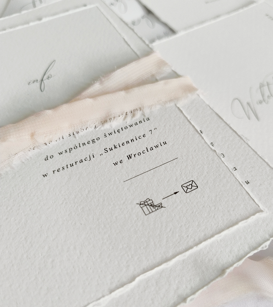Kaligraficzne minimalistyczne zaproszenia na ślub z wstążką szyfonową. Rebus prezentowy na zaproszeniach.