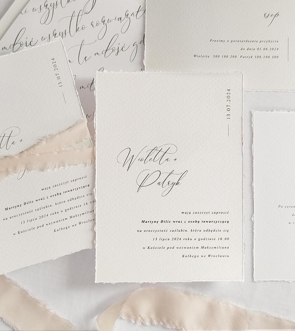 Eleganckie, delikatne, minimalistyczne zaproszenia ślubne z beżową wstążką szyfonową, kaligrafią wykonane na papierze czerpanym.