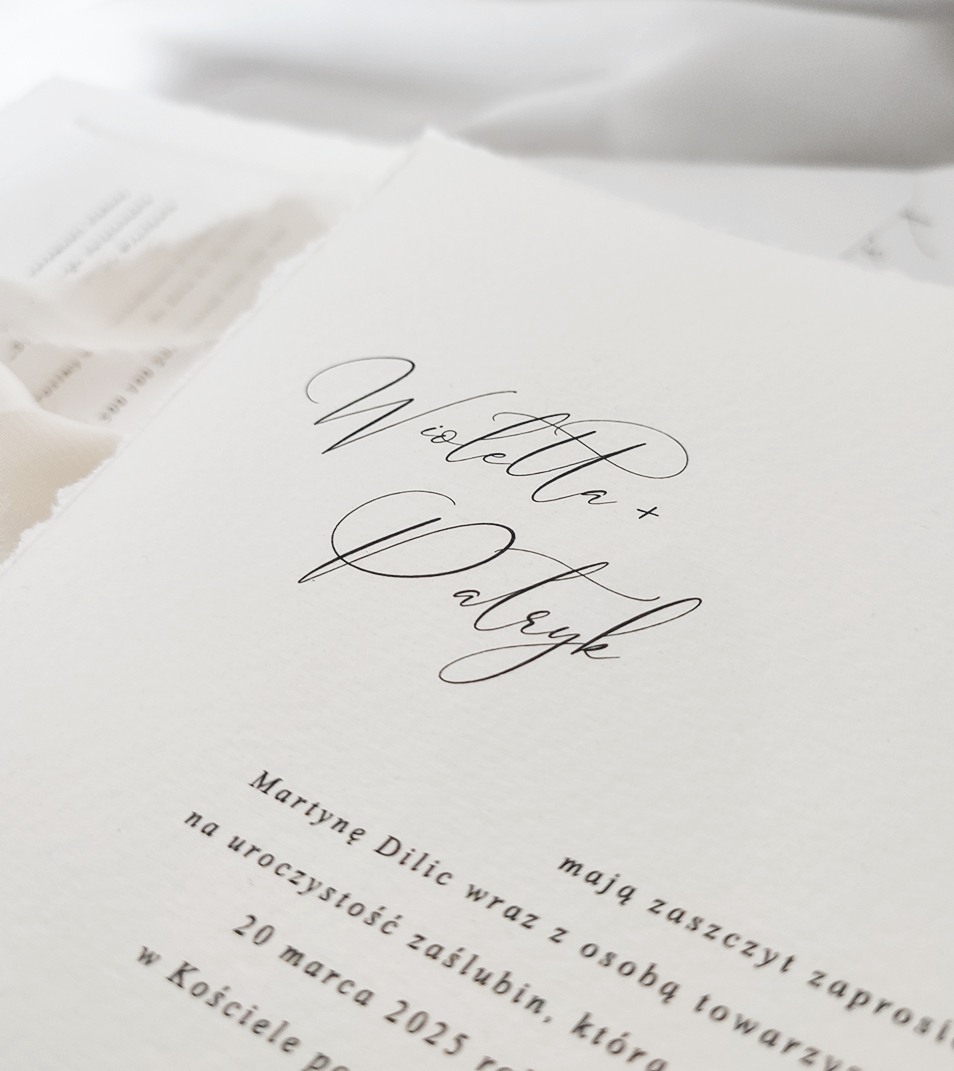 Zaproszenia ślubne imitujące papier czerpany. Dane pary młodej, gdzie zastosowana została kaligrafia.
