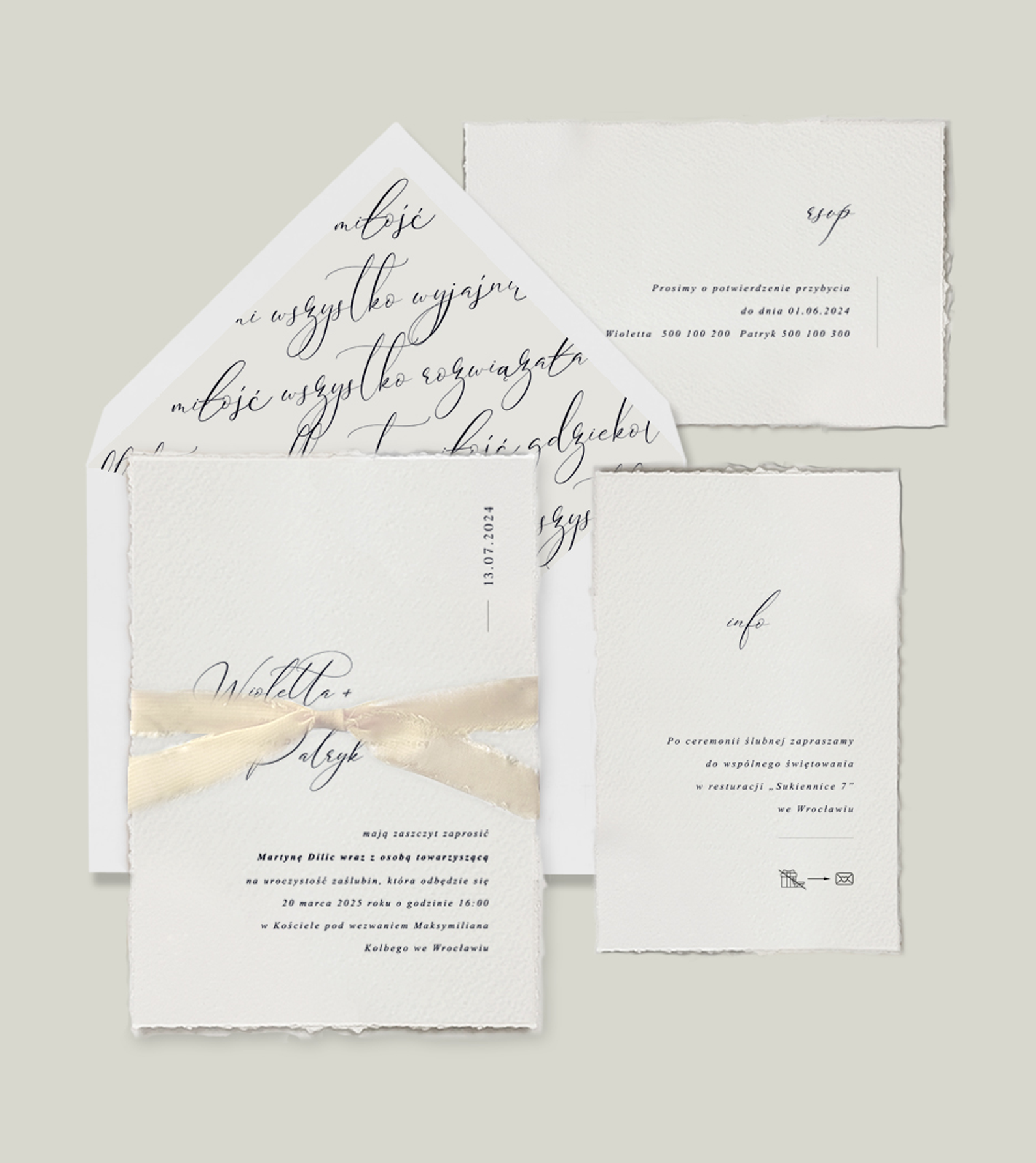 Minimalistyczne, kaligraficzne, beżowe zaproszenia ślubne wykonane na papierze imitujący papier czerpany.