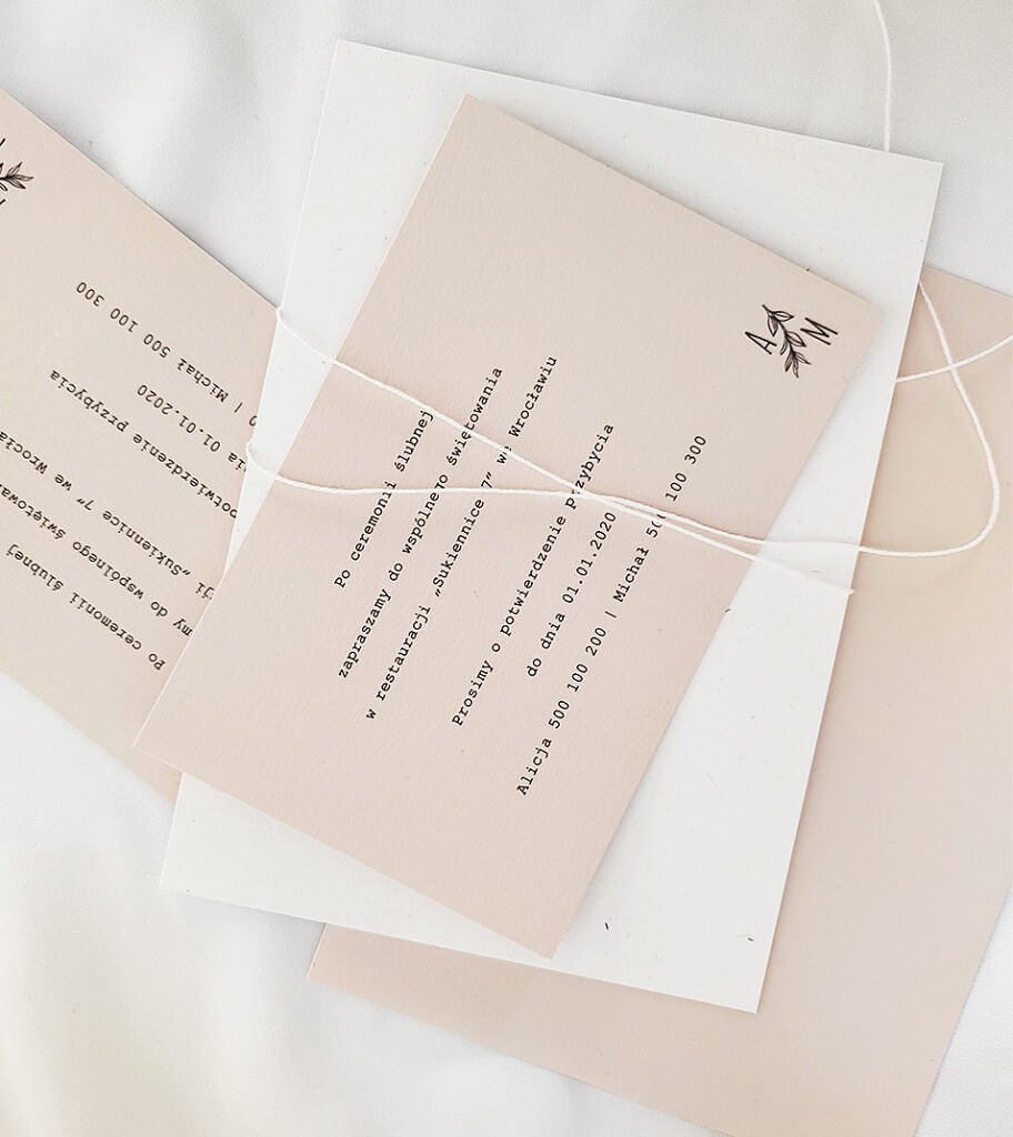 Beżowe zaproszenia ślubne połączone z papierem ecru. Zawiera naturalne elementy - lniany sznureczek.