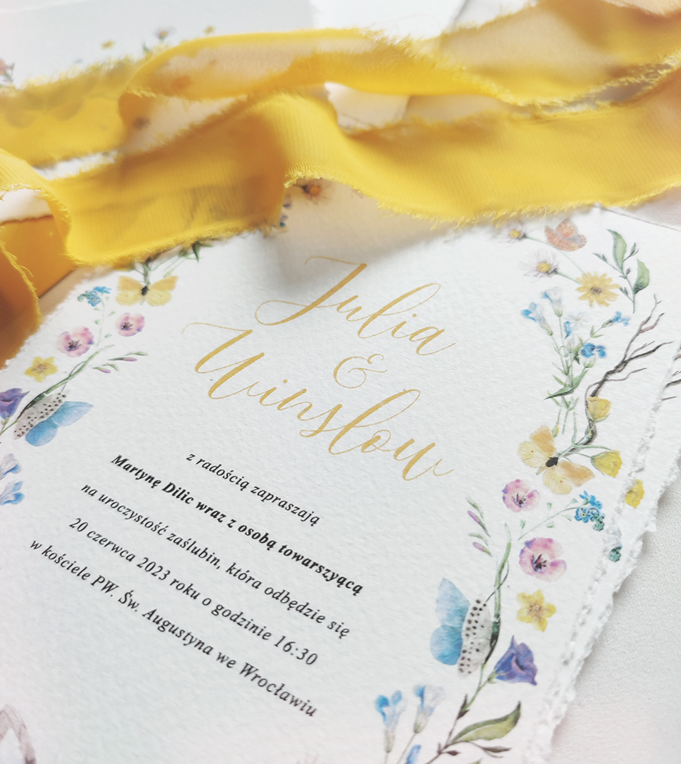Nowoczesna kaligrafia użyta w wiosennych zaproszeniach ślubnych.