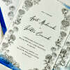 Zaproszenia ślubne wykonane na papierze imitującym papier czerpany.