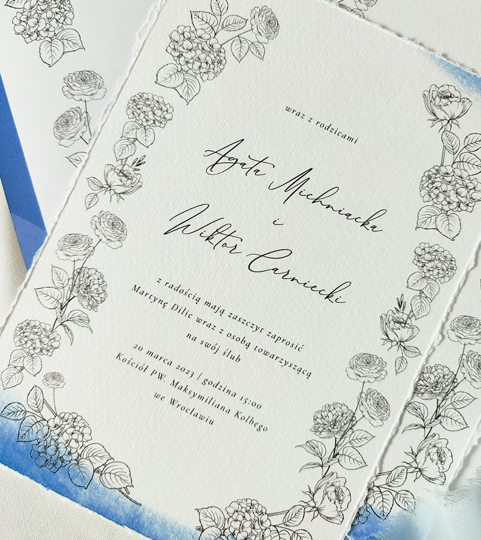 Zaproszenia ślubne wykonane na papierze imitującym papier czerpany.