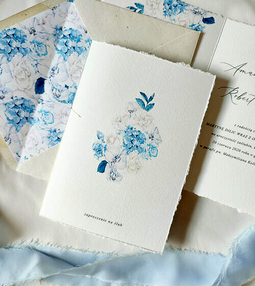 Zaproszenia ślubne z kwiatowym motywem - niebieska hortensja. Zaproszenia ślubne są proste i glamour.