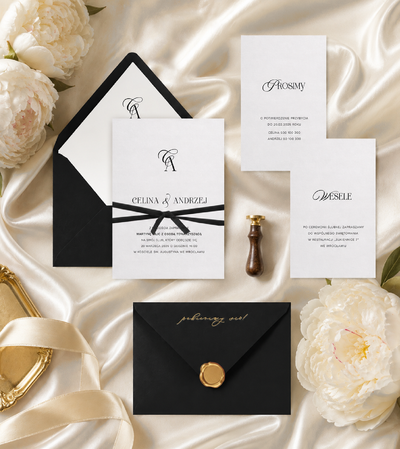 Eleganckie zaproszenie ślubne w stylu glamour z personalizowanymi inicjałami Pary Młodej. Minimalistyczny projekt, luksusowe detale i wysokiej jakości papier tworzą wyjątkowy efekt, który zachwyci każdego gościa. Czarna koperta, welurowa wstążka i lakowa pieczęć dodają zaproszeniu ekskluzywnego charakteru. To idealny wybór dla Par Młodych, które szukają nowoczesnych, stylowych i dopracowanych zaproszeń ślubnych. Personalizowana treść, monogram oraz układ, stworzą zaproszenie w pełni dopasowane do Waszego wielkiego dnia. Eleganckie, zaproszenia ślubne personalizowane. Inicjały, wstążka welurowa, lak, minimalistyczne, fashion.