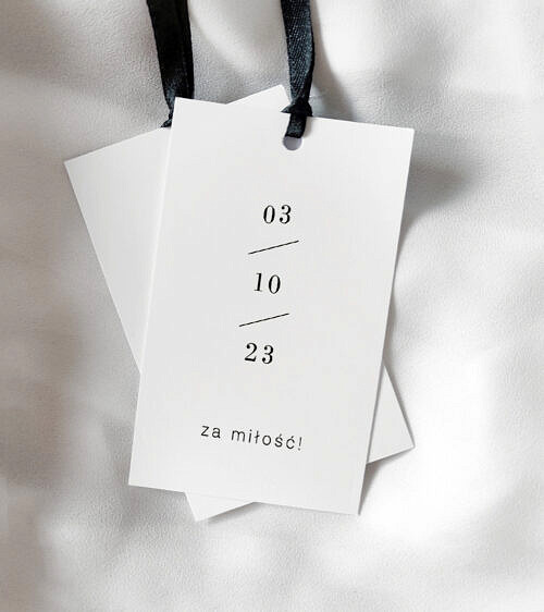 Minimalistyczne zawieszki na butelki z datą ślubu.