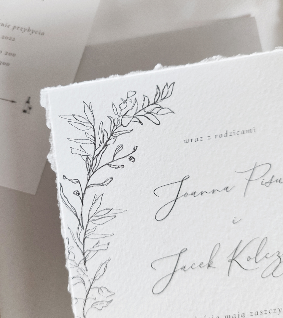 Ręcznie rysowane listki na zaproszeniu ślubnym.