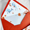 Pomarańczowa koperta spójna z zaproszeniami na roczek i urodziny dla dziecka w morskim stylu.