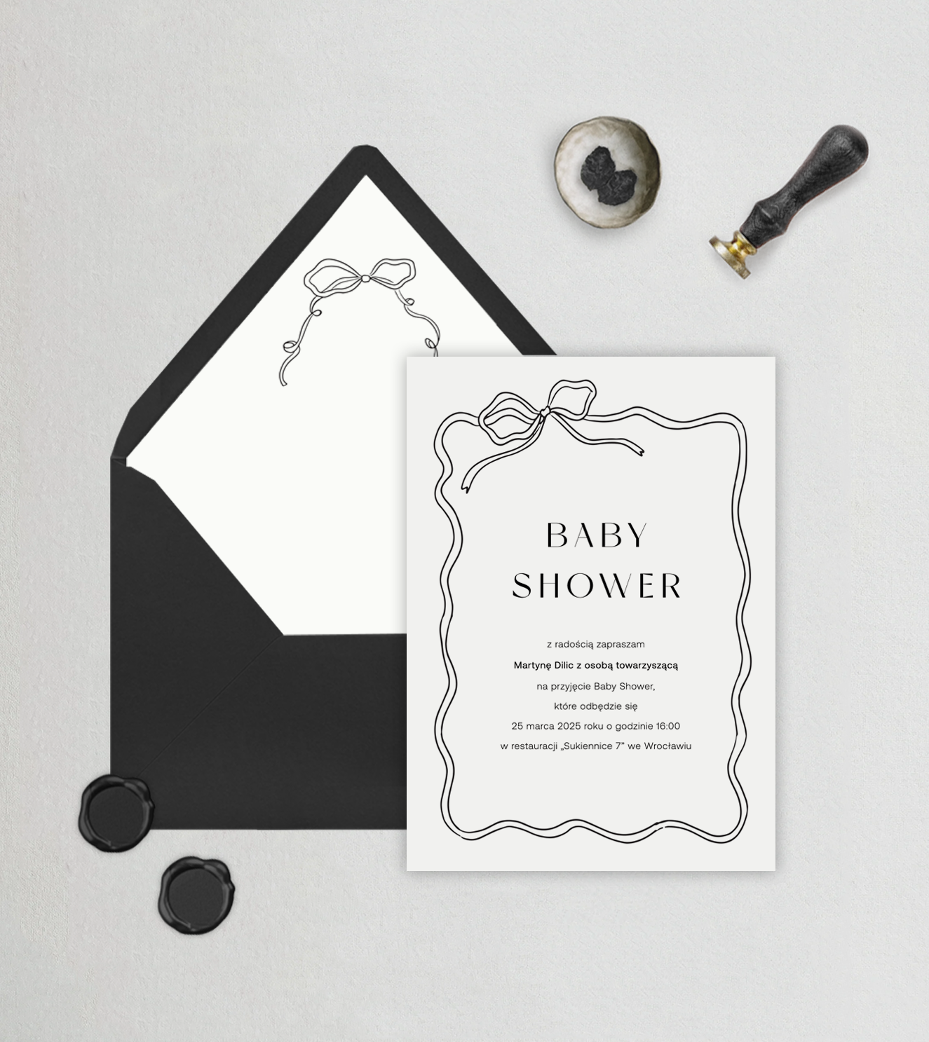 Minimalistyczne zaproszenia na Baby Shower z wstążką, kokardą. Czarna kokarda podkreśla elegancje zaproszenia na Baby Showej, dodaje klasy i szyku.