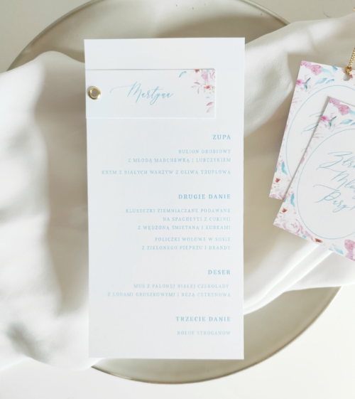 Intensywnie kolorystycznie, niebiesko-różowe menu weselne z winietką z elementami kwiatowymi.