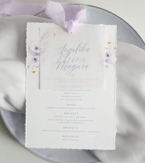 Romantyczne, fioletowe menu z winietką i wstążką szyfonową. Zastosowany w manu został papier czerpany, winietka - kalka.