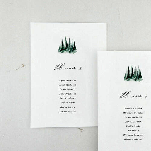 Leśny plan stołów w formie małych karteczek. Motyw przewodni planu stołów - las, drzewa, choinki.