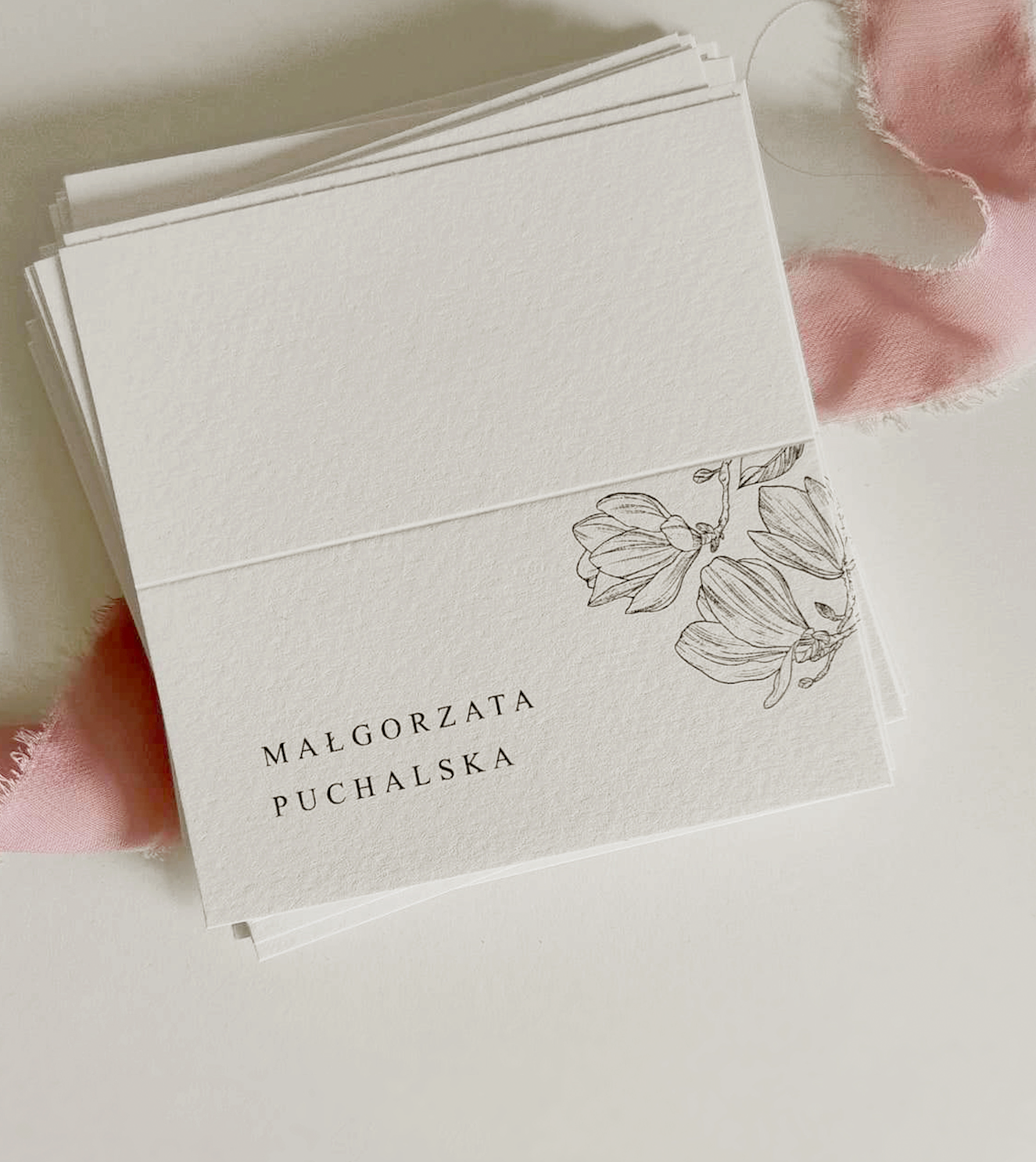 Minimalistyczne, delikatne winietki na ślub, których motywem przewodnim są kwiaty - magnolia, w stylu line art.