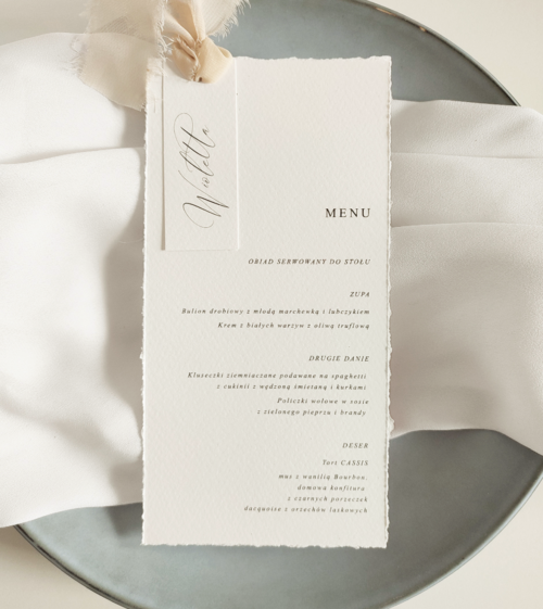 Romantyczne, eleganckie menu weselne z winietką przewiązane beżową wstążką szyfonową. Kolory przewodnie menu - czarno-białe, beżowe. Papier czerpany.