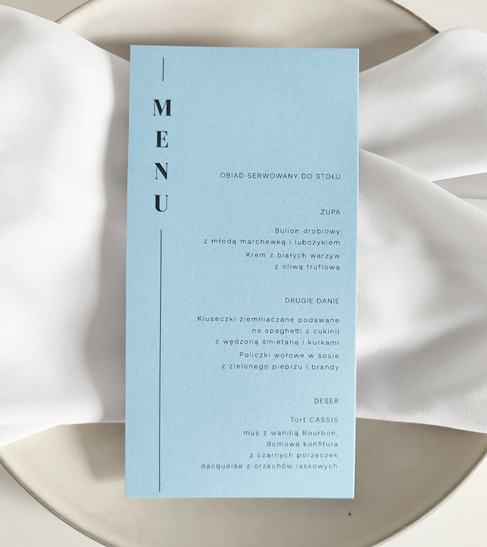 Oryginale, nowoczesne, nietypowe, niebieskie menu weselne do położenia na talerz, leżące.